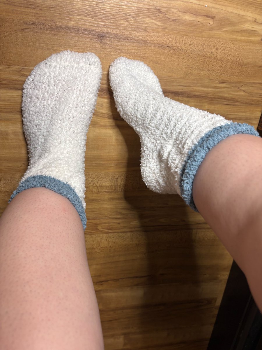 AngelToes2982's tweet photo. Cute in fuzzy socks 💋🧦

Wanna see more? Check out my link 

https://t.co/sOFvnGOwC9

#feetfetısh #footfetısh #findom #socks #onlyfans #OnlyFansTease https://t.co/6Evx27te6S