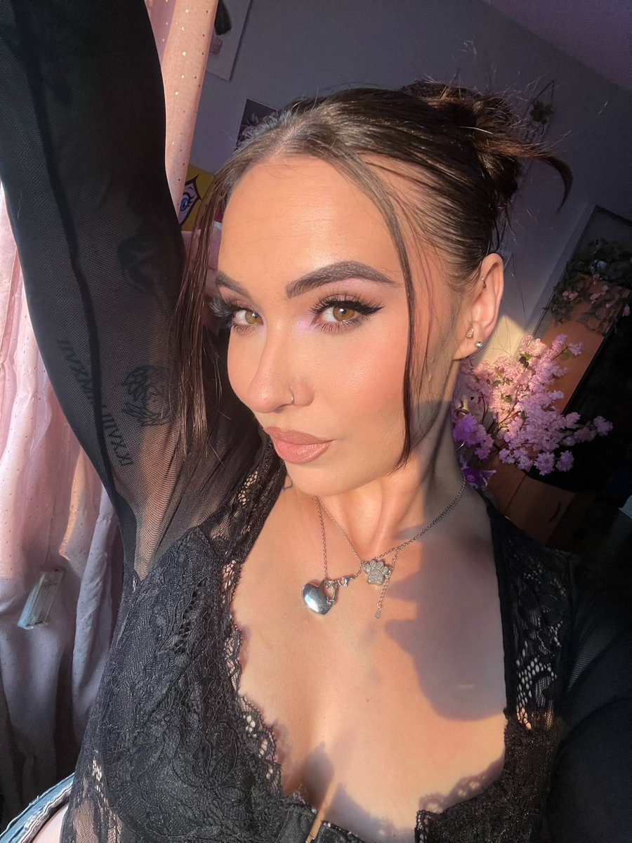 kingkandi_ttv's tweet photo. My necklaces are tangled :/ https://t.co/XzLJVl50jZ