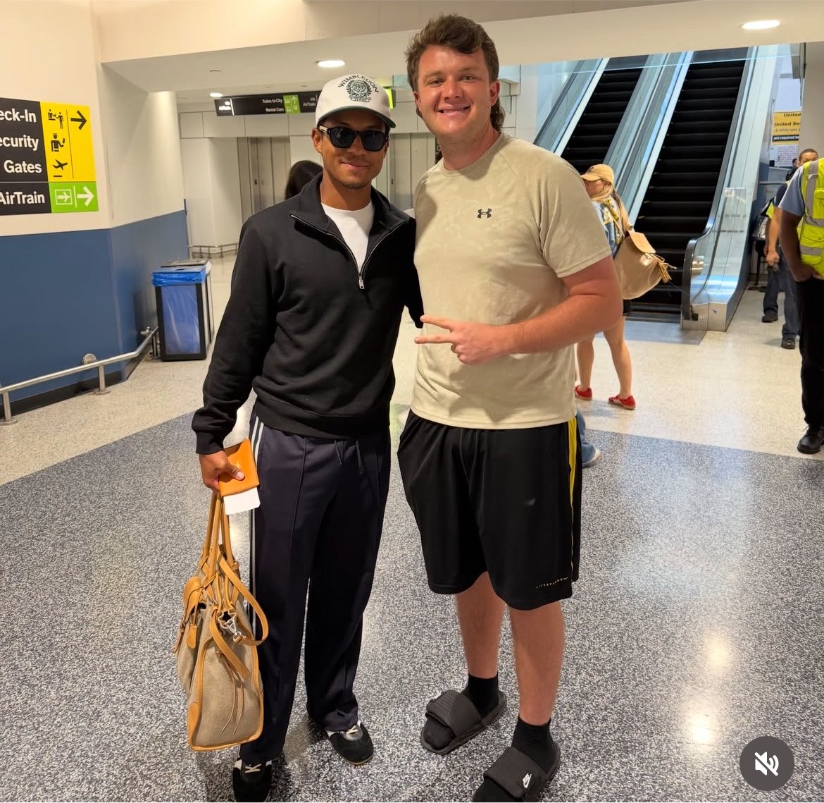 sunjaafar's tweet photo. Jaafar com um fã no aeroporto 🥹 https://t.co/4CBsFQvmhA