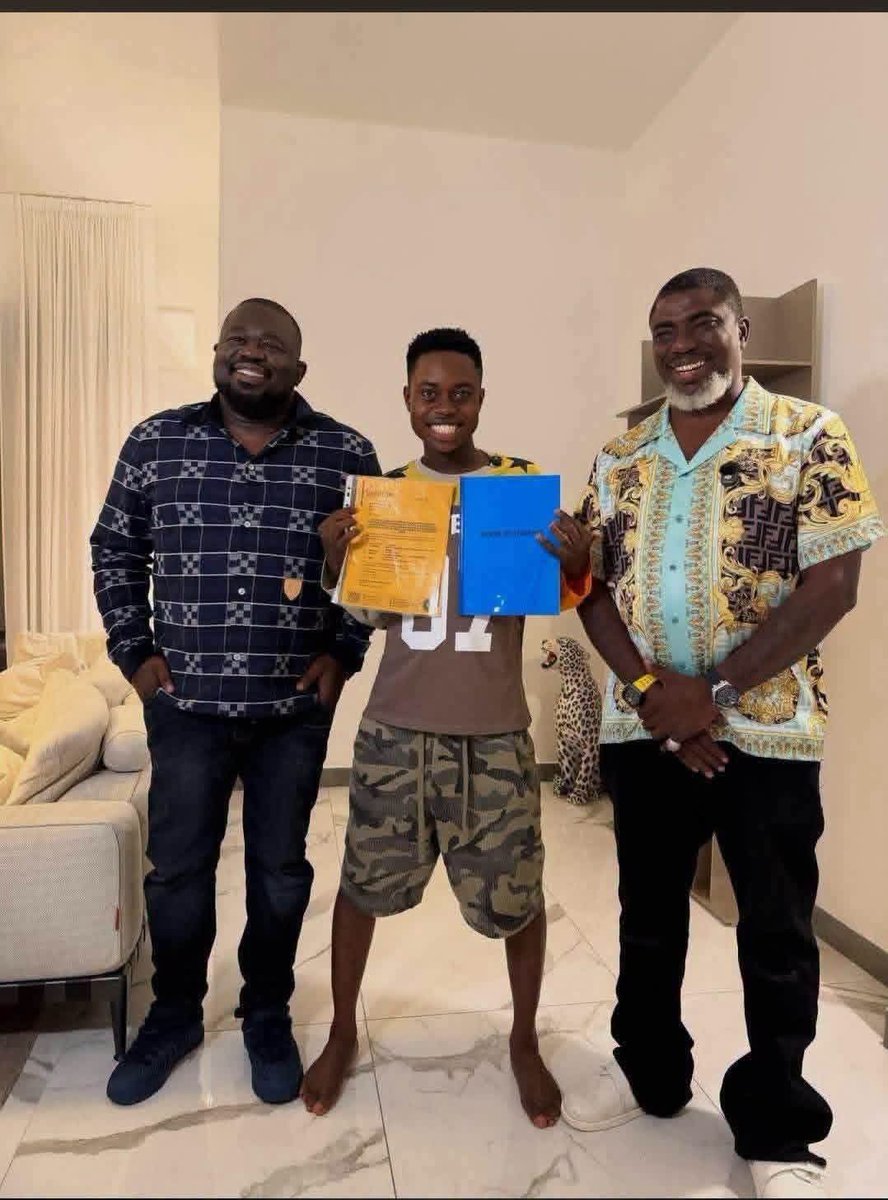 HarmlessHQ's tweet photo. Mr Ochacho don chop Peller.

He promised him a house worth N400M in Abuja. And he gave him the official documents today.

But unfortunately, the document given to Peller is just a Power of Attorney which means the house still belongs to Ochacho and Peller is only acting as owner on behalf of Ochacho.

And of course, Ochacho can wake up tomorrow and pursue Peller and Jarvis from that house.

If Ochacho was serious about gifting Peller a house, the document should be "deed of gift" or even "deed of conveyance."

This man is just using Peller's brain to chop Ijebu garri.