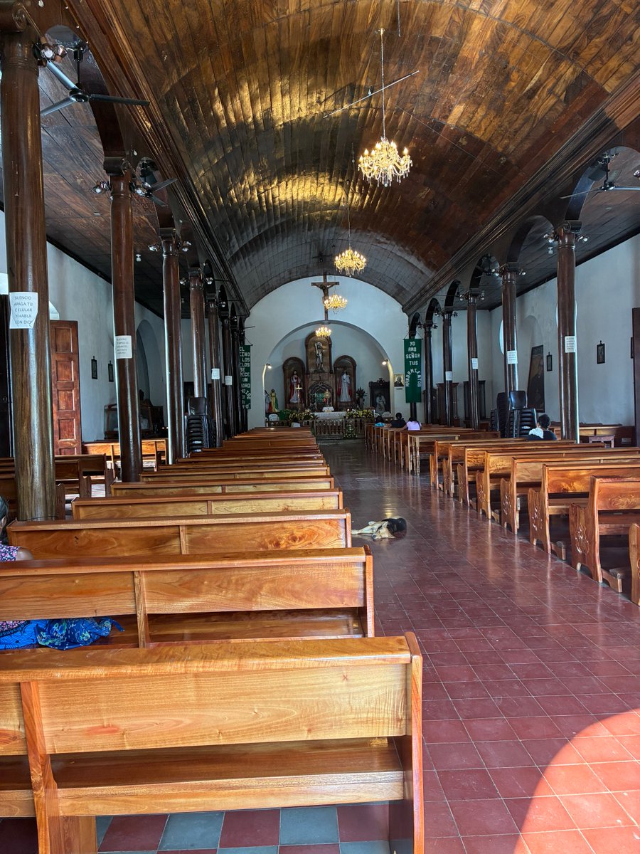 dasensio99's tweet photo. Iglesia de Nahuizalco. En estos pueblos los perros, que no son peligrosos ni lo parecen, viven sus vidas como otro habitante más. De hecho, como el de la foto, van a la iglesia 😂. En este pueblo tienen un mercado indígena muy colorido. https://t.co/RWrhv8bLRJ