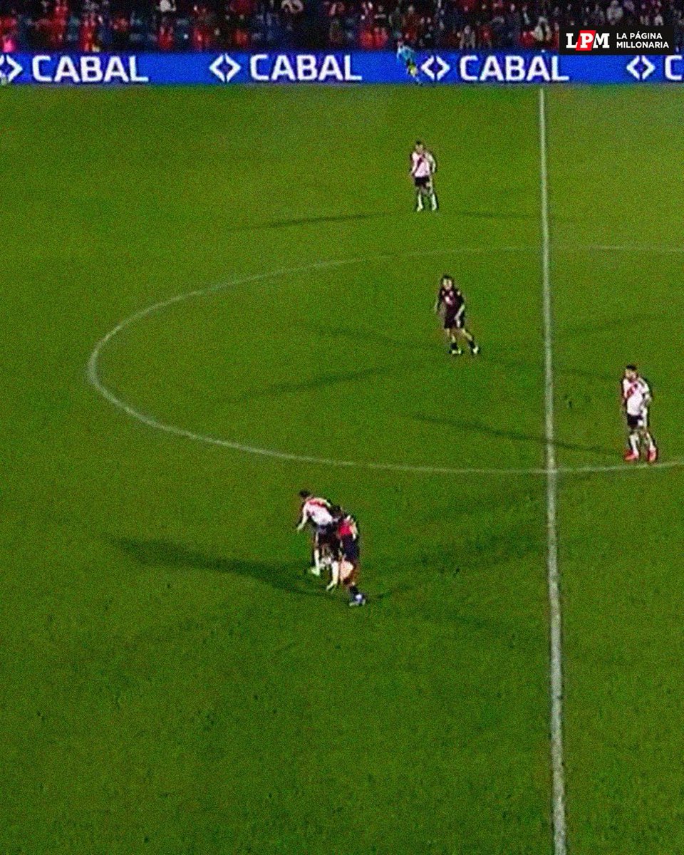 Llambineta's tweet photo. Lo mal parado que estaba la defensa en el gol de Tigre, por dios. Inexplicable lo de Moreno. https://t.co/nXHuxizMYk