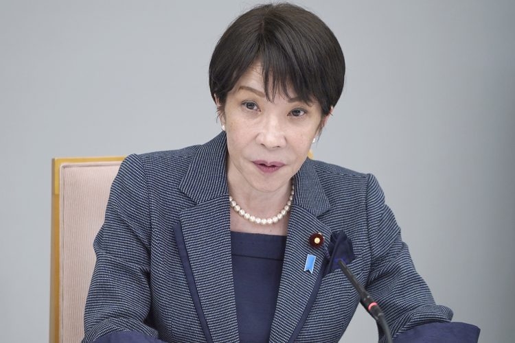 news_postseven's tweet photo. 高市早苗首相、新公用車は推定3000万円以上のSUVタイプ

贅を尽くした後部座席でたばこを吸うのが至福の時間か

どんどん延びる乗車時間
https://t.co/nCyhneKTfY
「窓ガラスには“特殊加工”が施されていて、写真を撮ると虹色に光が反射するようになっています。

外からの視線を気にせず、贅を尽くした後部座席で紫煙をくゆらせるのが至福の時間だとか」(自民党関係者)