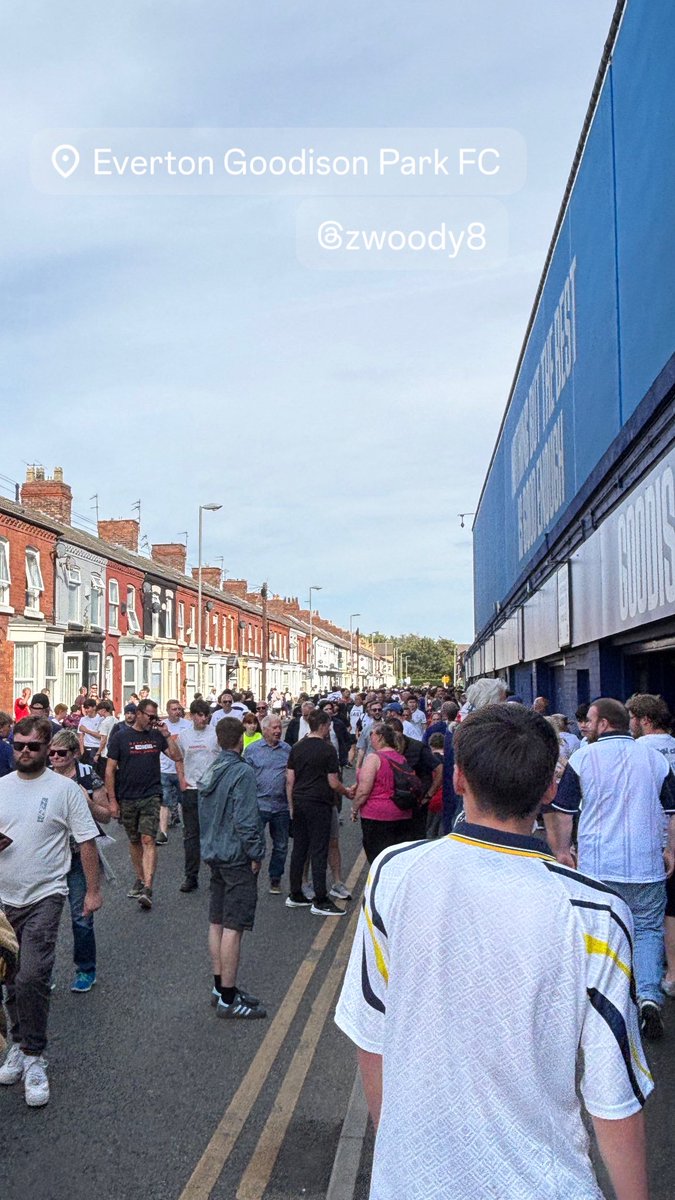 dtwoody34's tweet photo. Ryan Ledson is a white..
#pnefc #htfc #carabaocup #goodisonpark https://t.co/5pqI5DZ7se