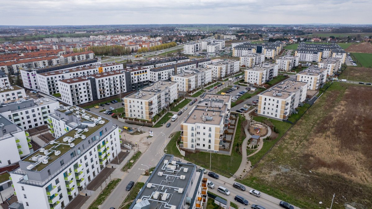 rafalhubert's tweet photo. Jagodno. Udany experyment społeczny polegający na wmówieniu blokersom, że są finansową elitą narodu stojącą wyżej od wieśniaków mieszkających we własnych domach. https://t.co/3XGbhqaaH7