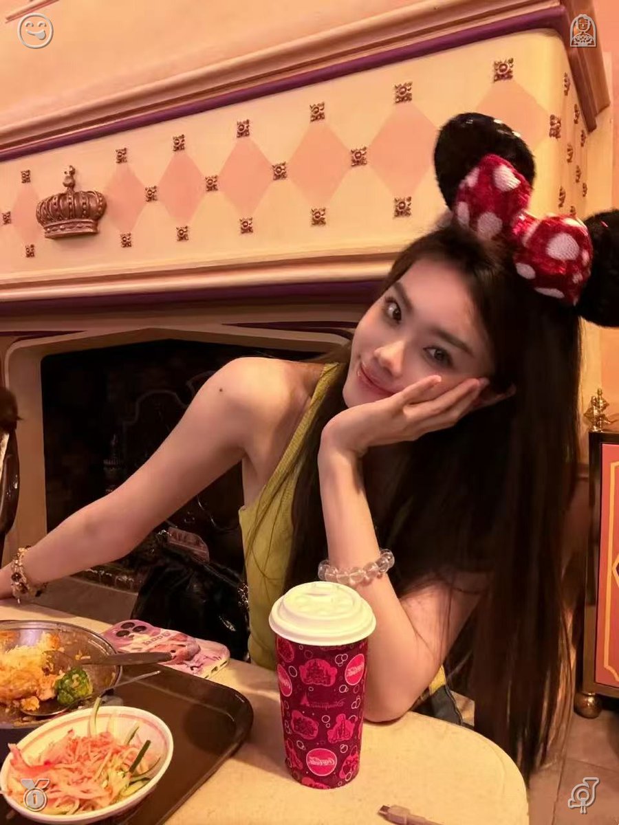 nfdd23's tweet photo. Experiencing Disney is a voyage of mending dreams and rediscovering the wonder of youth. Each sight, every encounter, and all the moments reach into the gentlest corners of the soul, preserving life’s most sincere charm. 😀 Bird Show The bird is uncommon. https://t.co/8pjswog368