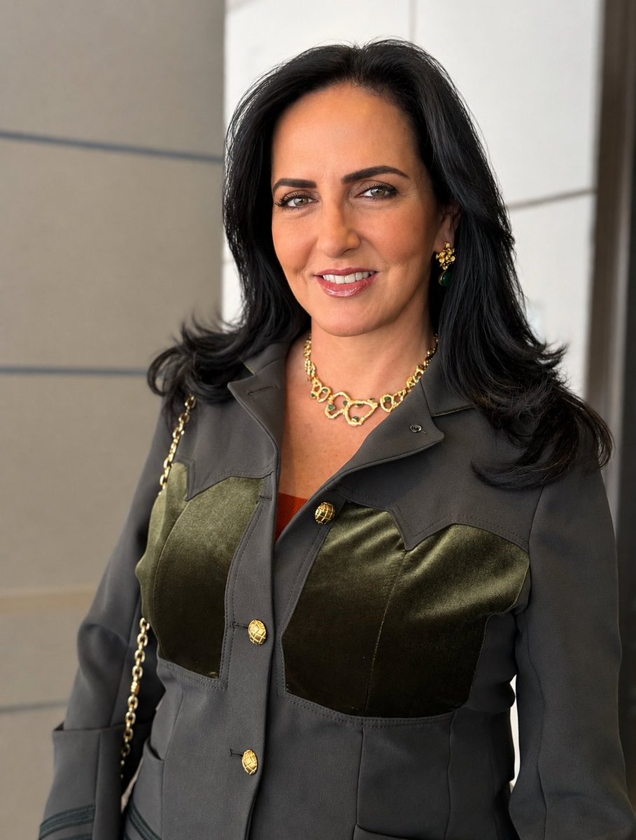 MaflaMena's tweet photo. @MariaFdaCabal Senadora @MariaFdaCabal , nuestra "Generala" , nuestra 
"Dama de hierro" Colombiana, una verdadera lider de la derecha latinoaméricana . Felicitaciones inmensas en este su día de #Cumpleaños . Está muy hermosa y apenas se parece de 50 añitos , con toda seguridad . 👏💪😃🇻🇪🥳🥳🥳 https://t.co/1GepBGS0Qs