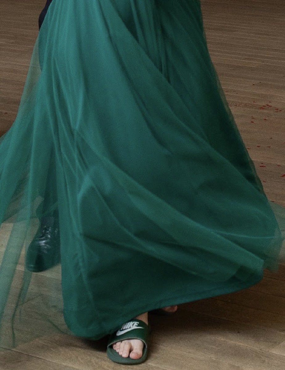 anepro4's tweet photo. i'm just a girl who wears flipflops with dresses https://t.co/Jhe5XuMa30