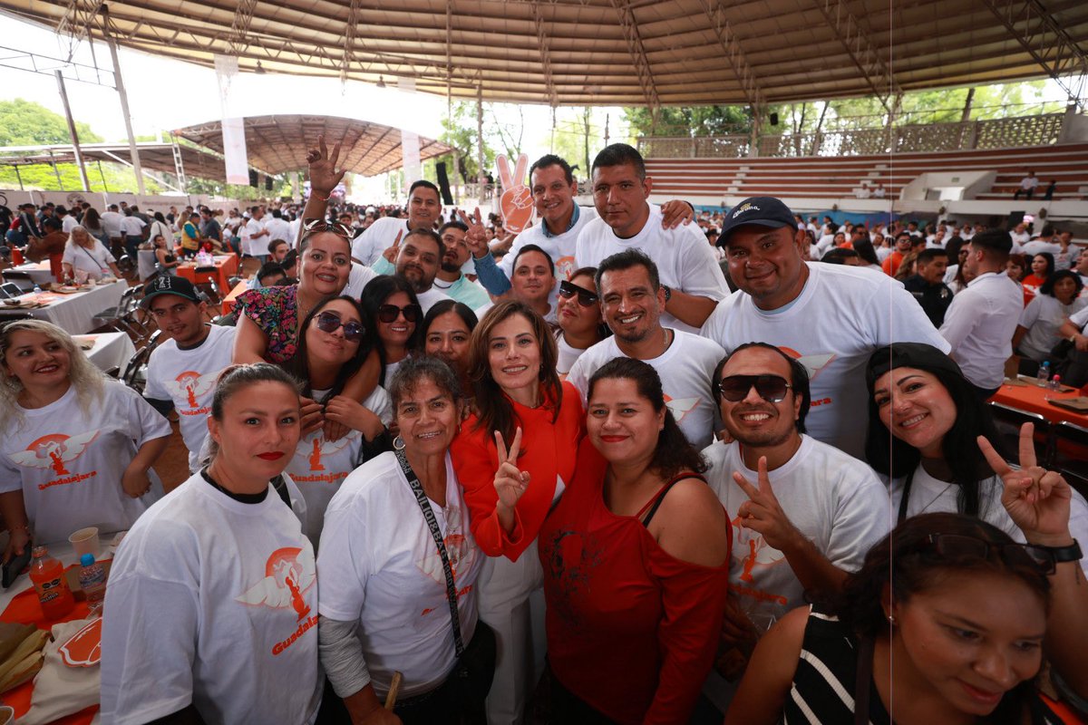 MovGDL's tweet photo. El #EquipoGDL está listo para seguir cuidando Guadalajara: 🧡👊. https://t.co/02uVtGGpQI