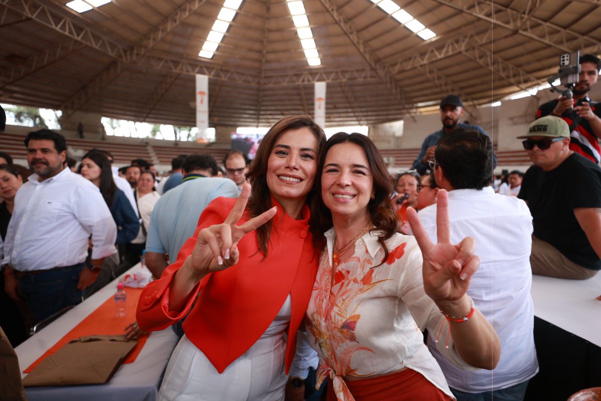 MovGDL's tweet photo. Porque este equipo cree en su liderazgo, cree en la manera en la que está gobernando y cree profundamente en la ciudad que estamos construyendo juntas y juntos. https://t.co/94ZrzEtVTA