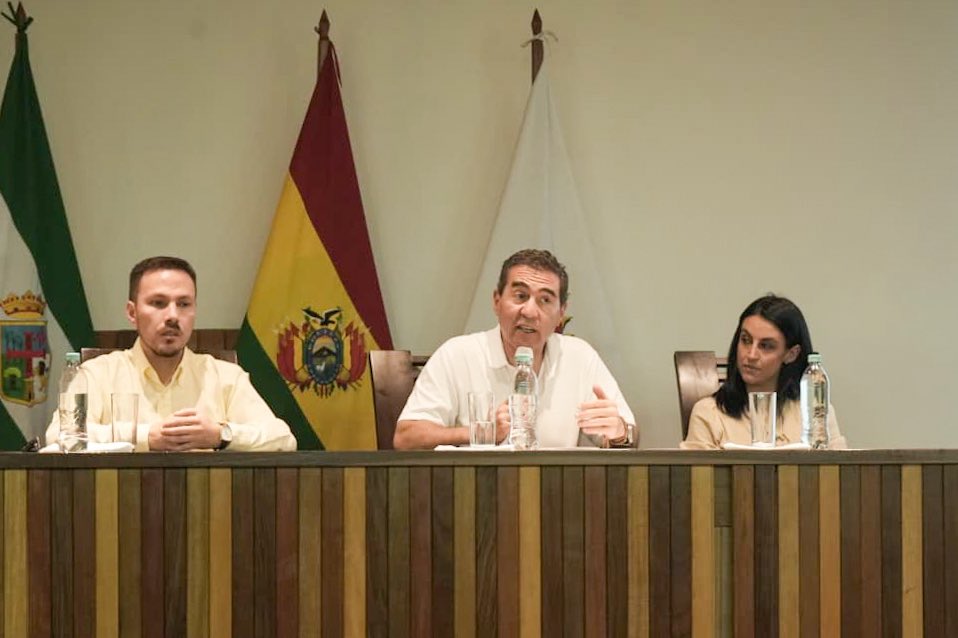 minplanifica's tweet photo. Bolivia avanza hacia la soberanía tecnológica.

El ministro de Planificación del Desarrollo y Medio Ambiente, Fernando Romero Pinto presentó “BolivIA”, el primer modelo de inteligencia artificial desarrollado desde el Estado boliviano para facilitar la consulta y análisis de la normativa nacional.

Un paso hacia un Estado más moderno, eficiente y tecnológicamente soberano.

Mayor información en:
https://t.co/n1HCgRtmme

#BolivIA
#BoliviaModerayEficiente
#MPDyMA
