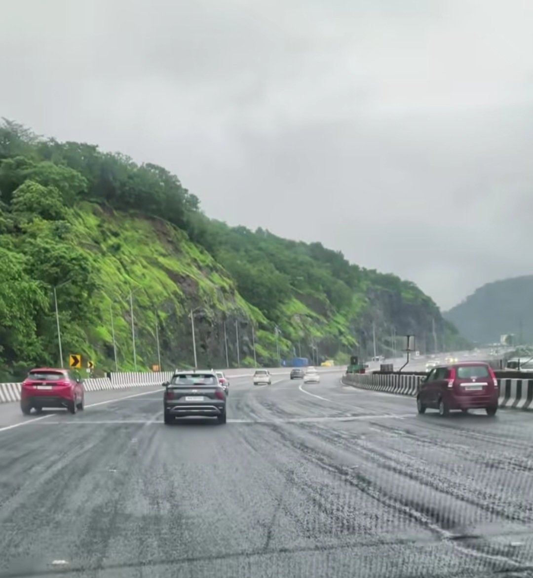 SJahirabadkar's tweet photo. I give up
I completely give up
Nobody can defend this now

Maharashtra cannot make asphalt roads at all.
Horrible horrible absolutely horrible and pathetic pro maxx

Never let the contractor even make a bathroom in his life https://t.co/MJDvAaqjKi