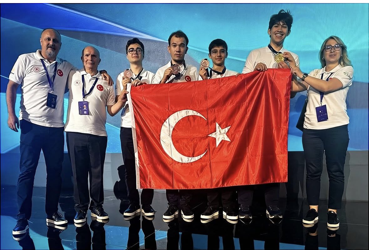 EnverYucel's tweet photo. Suudi Arabistan’ın Cidde kentinde düzenlenen Uluslararası Nükleer Bilim Olimpiyatları’nda ülkemizi başarıyla temsil eden Kemerburgaz Fen ve Teknoloji Lisesi öğrencilerimizin 1 altın ve 3 bronz madalya kazanmasının gururunu yaşıyoruz.
Bilimin ışığında yetişen gençlerimizin uluslararası alanda elde ettiği her başarı, ülkemizin geleceğine olan inancımızı daha da güçlendiriyor.
Öğrencilerimizi, öğretmenlerimizi ve emeği geçen herkesi yürekten kutluyorum. Yolunuz daima bilimle, başarıyla ve cesaretle açık olsun.