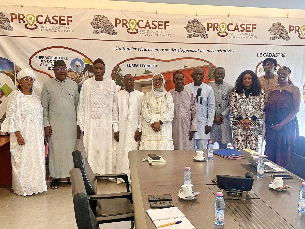 procasef's tweet photo. 🔔🤝L’ADL et le PROCASEF unissent leurs efforts pour renforcer la gouvernance foncière et le développement des territoires
---
👉 Dakar, 7 août 2026 – L’Agence de Développement Local (#ADL) et le Projet Cadastre et Sécurisation Foncière (#PROCASEF) ont signé une convention de partenariat visant à renforcer leur collaboration au service d’une meilleure gouvernance foncière et du développement économique des collectivités territoriales.
👉 À travers cette convention, les deux institutions entendent mettre en synergie leurs expertises et leurs interventions afin de favoriser une meilleure maîtrise de l’information territoriale, la sécurisation et la formalisation des droits fonciers, ainsi que l’accompagnement des communes dans leurs processus de développement.
Lire la suite : https://t.co/2udevZJz35
---
📌 Plus d'infos : https://t.co/gJ8p0Y7BzP
#PROCASEF
#ADL
#MEFP
#banquemondiale
#securisationfonciere
#fonciersenegal
#cadastre