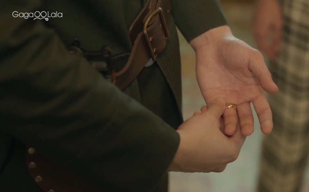 ppriri_'s tweet photo. everyone calling phob a betrayer, but this is the same phobthee that touches and fixes his ring everytime he thinks about his tin https://t.co/KF4MLFhaLb