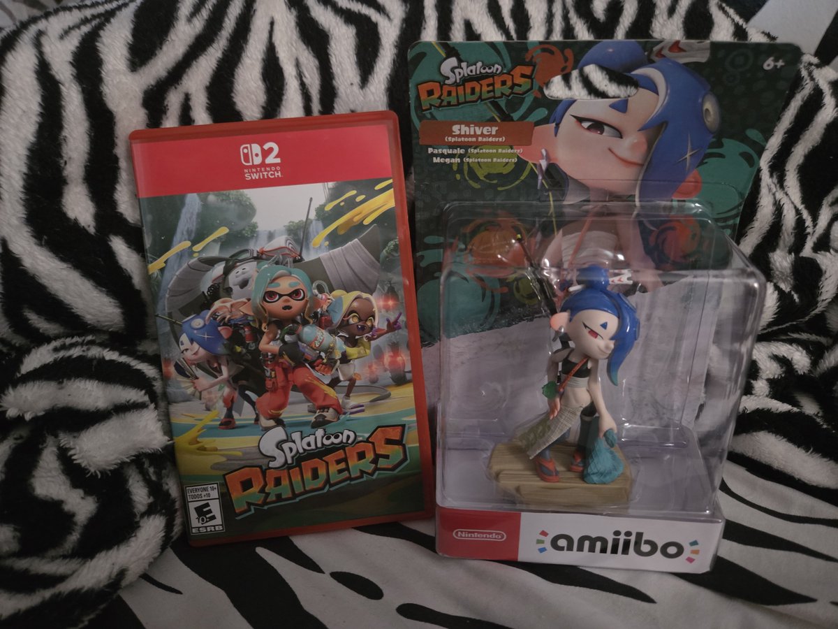 ZebraQueenzy's tweet photo. Finally my shiver amiibo is with me <3 now it just feel complete with the game so great just love her.
And that means another shiver to be added to my small pile of her

#SplatoonRaiders #Shiver https://t.co/wCt6v4QgGJ