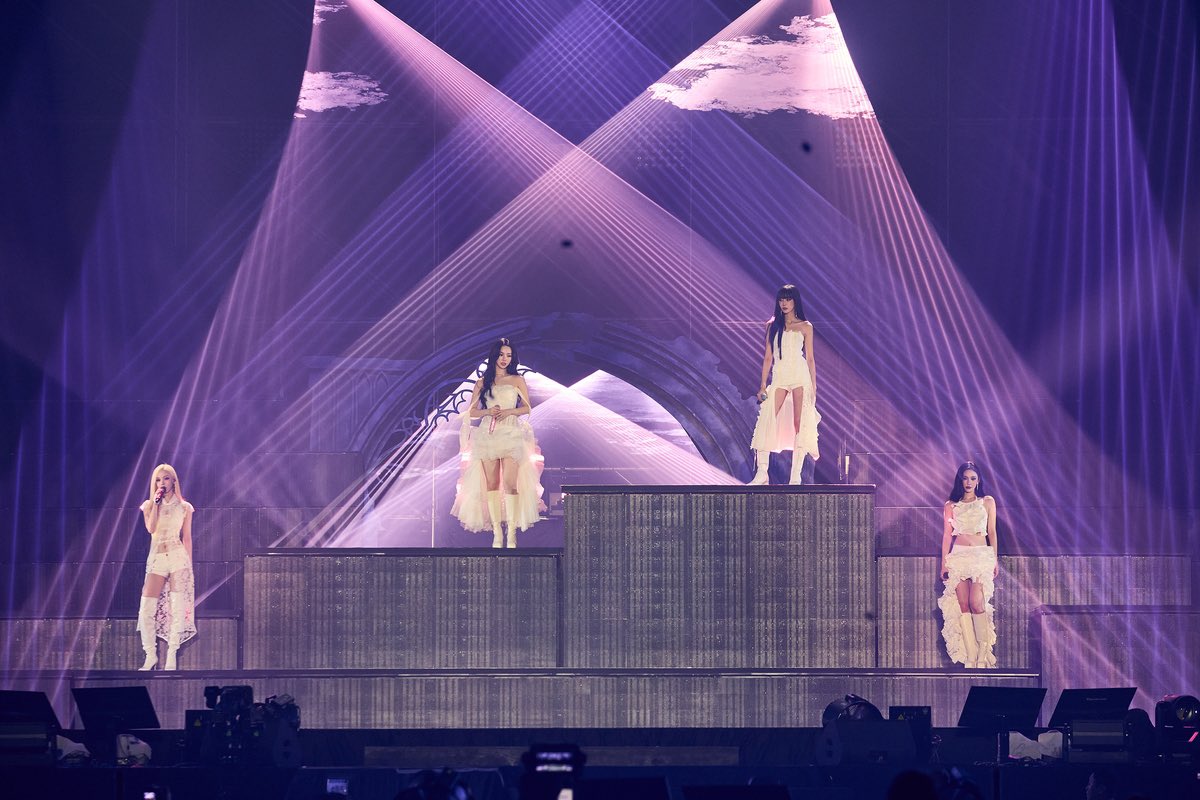 wntrult's tweet photo. SM Entertainment has reported that 2026-2027 aespa LIVE TOUR - SYNK : COMPLæXITY in Seoul drew a total audience of approximately 35,000 people over two sold-out days.

aespa officially becomes the second girl group overall/first 4th generation girl group to sell out multiple days of a solo headlining concert at Gocheok Sky Dome.