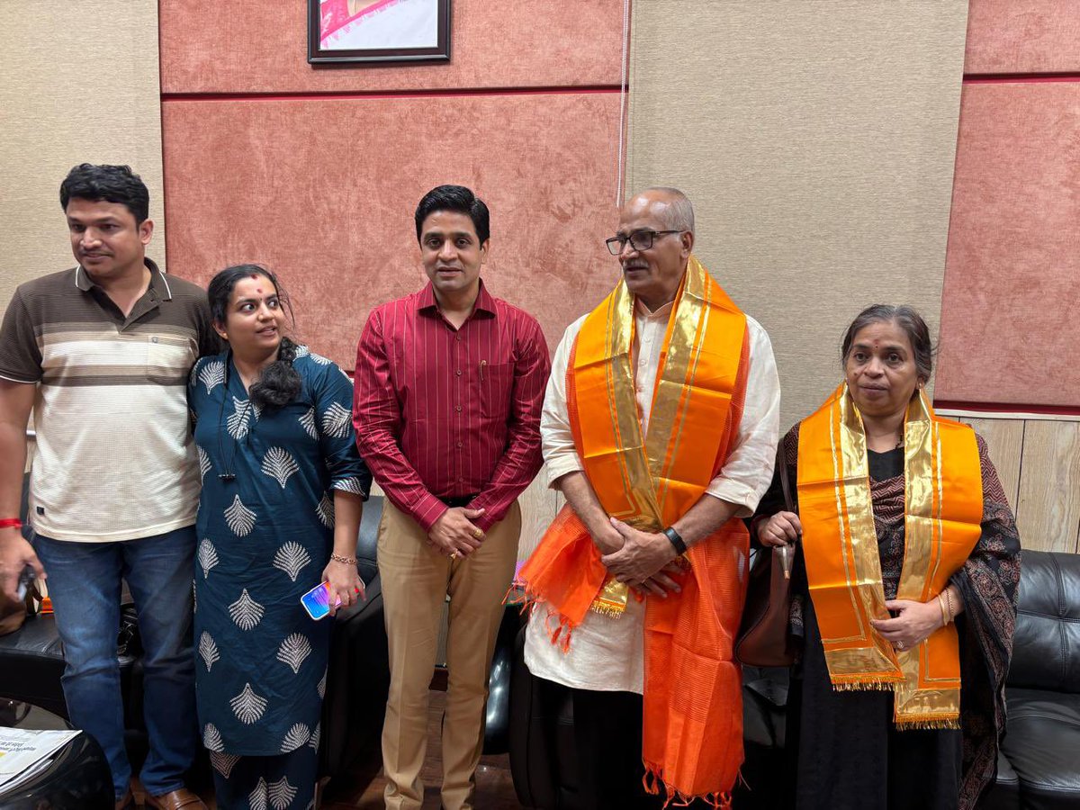 DeepakJainTinu's tweet photo. संस्था सार्थक द्वारा आयोजित ‘संघर्ष से संसद तक – वैचारिक प्रतिबद्धता’ कार्यक्रम में मुख्य अतिथि के रूप में पधारकर अपने प्रेरणादायी उद्बोधन से उपस्थित जनों का मार्गदर्शन करने वाले आदरणीय श्री सदानंद जी मास्टर का देवी अहिल्याबाई की पावन नगरी इंदौर आगमन पर हार्दिक अभिनंदन एवं स्वागत किया।

@SadanandanMash