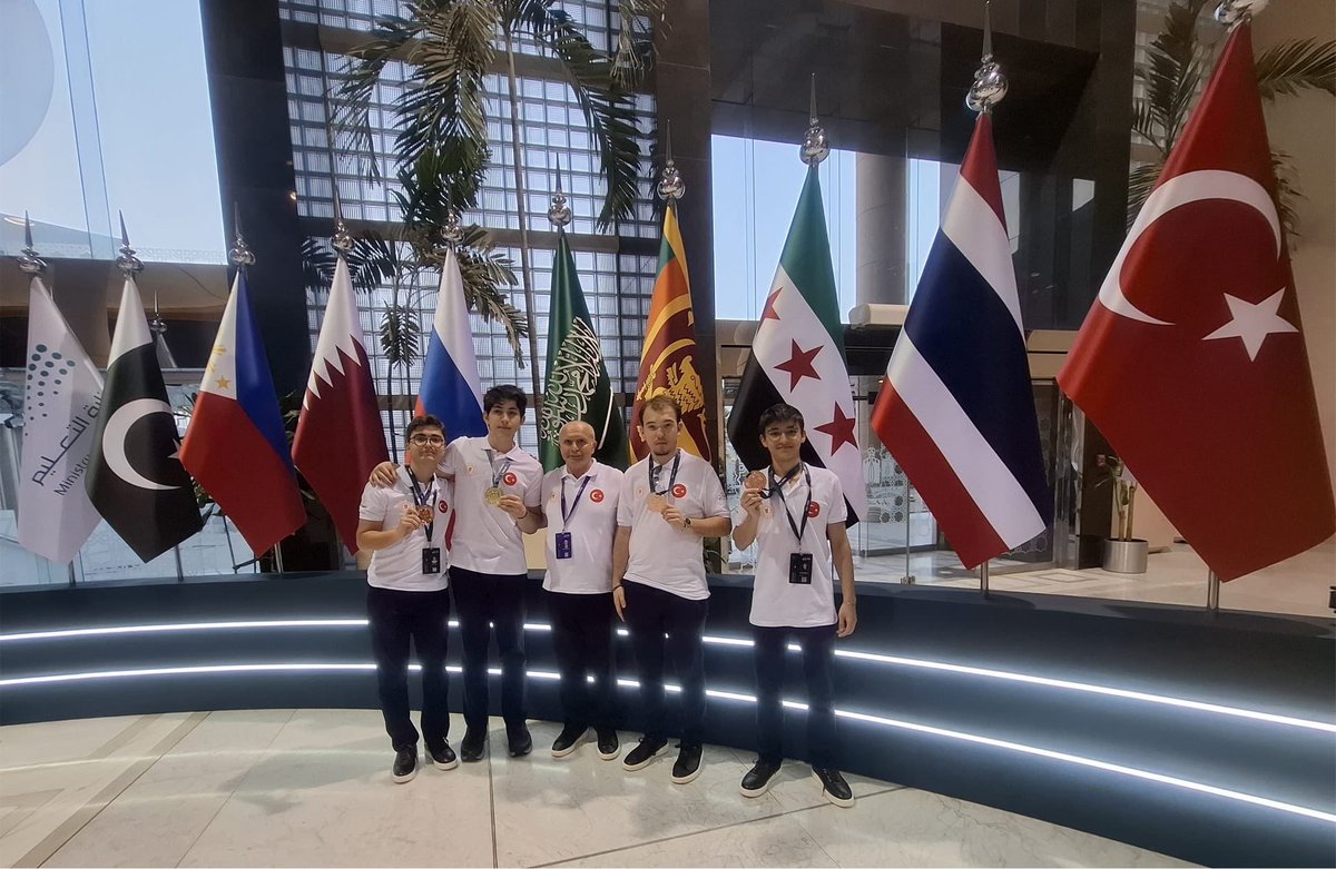 bahcesehir_k12's tweet photo. 🏅Uluslararası Nükleer Bilim Olimpiyatları’ndan 4 Madalya ile Büyük Gurur! 🇹🇷

Suudi Arabistan’ın Cidde kentinde düzenlenen Uluslararası Nükleer Bilim Olimpiyatları’nda ülkemizi başarıyla temsil eden Kemerburgaz Fen ve Teknoloji Lisesi öğrencilerimiz, 1 altın ve 3 bronz madalya kazanarak bizlere büyük bir gurur yaşattı. ✨

🥇 Ayaz Büyükterzi – Altın Madalya
🥉 Mert Andaç Kara – Bronz Madalya
🥉 Barış Canbolat – Bronz Madalya
🥉 Ömer Akhan – Bronz Madalya

Bilime olan tutkuları, azimleri ve başarılarıyla ülkemizi uluslararası arenada gururla temsil eden öğrencilerimizi yürekten tebrik ediyor, başarılarının artarak devam etmesini diliyoruz. 💙❤️

Sizinle gurur duyuyoruz! 🇹🇷🏆
