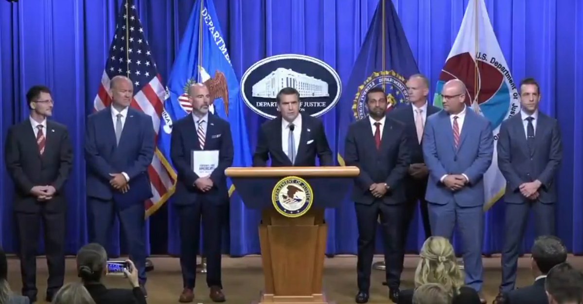 DEBATEQRO's tweet photo. #PorSINoLoViste #Globales #Seguridad
Estados Unidos ofrece hasta 102 millones de dólares por líderes y operadores del CJNG. La #DEA advierte que también perseguirá a funcionarios mexicanos que protejan al cártel.
https://t.co/WAOm4fcayk https://t.co/xi0bv9dsnt