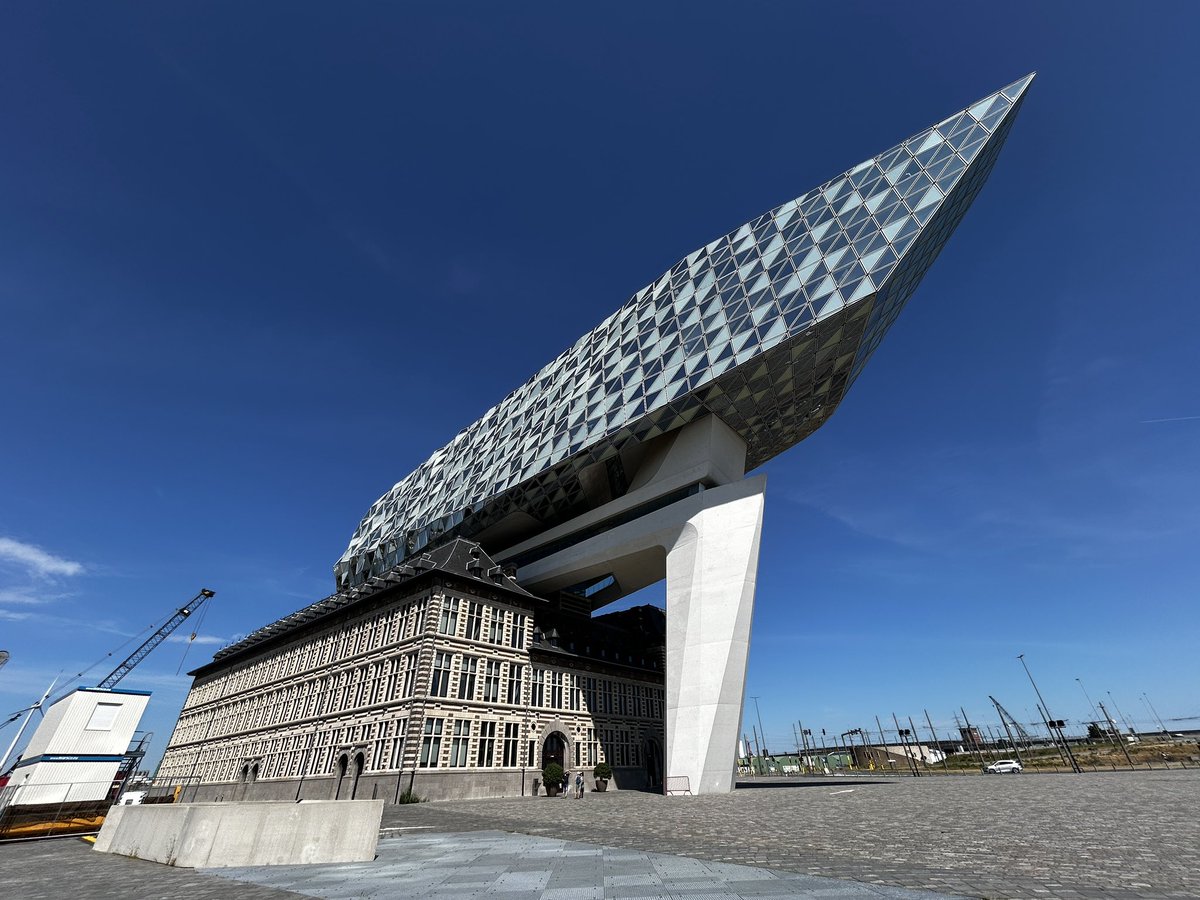 ume113's tweet photo. アントワープでこれまで見てなかったものを中心に。Port House / Zaha Hadid設計(実物も凄ぇw)、Antwerp tower / Wiel Arets設計(超有名タワーの改修)、Museum aan de Maas Stroop / Neutelings Riedijk設計(足元の水辺がビーチ状態)、Province of Antwerp / Xaveer De Geyter設計(キレイなひねり) https://t.co/xbVUdhIBgn