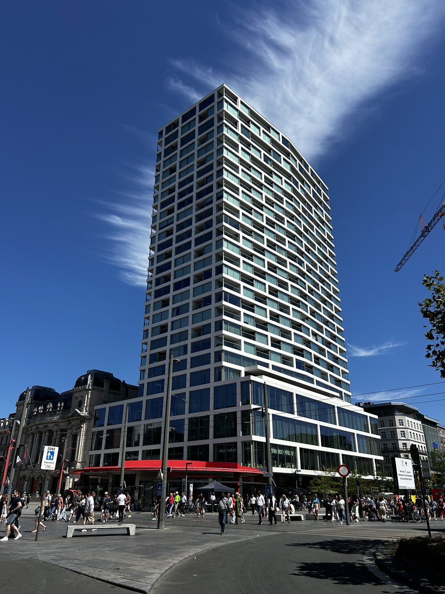ume113's tweet photo. アントワープでこれまで見てなかったものを中心に。Port House / Zaha Hadid設計(実物も凄ぇw)、Antwerp tower / Wiel Arets設計(超有名タワーの改修)、Museum aan de Maas Stroop / Neutelings Riedijk設計(足元の水辺がビーチ状態)、Province of Antwerp / Xaveer De Geyter設計(キレイなひねり) https://t.co/xbVUdhIBgn