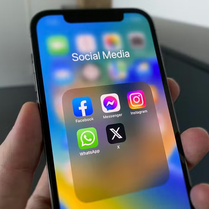 republiqueBRA's tweet photo. 🚨 📲 EITA! Plano de governo de Lula propõe avançar na "regulação democrática" das redes sociais e plataformas digitais, sob o argumento de impedir a disseminação de fake news, campanhas de ódio e outras formas de comunicação nocivas à democracia. https://t.co/3edsnL5RmO