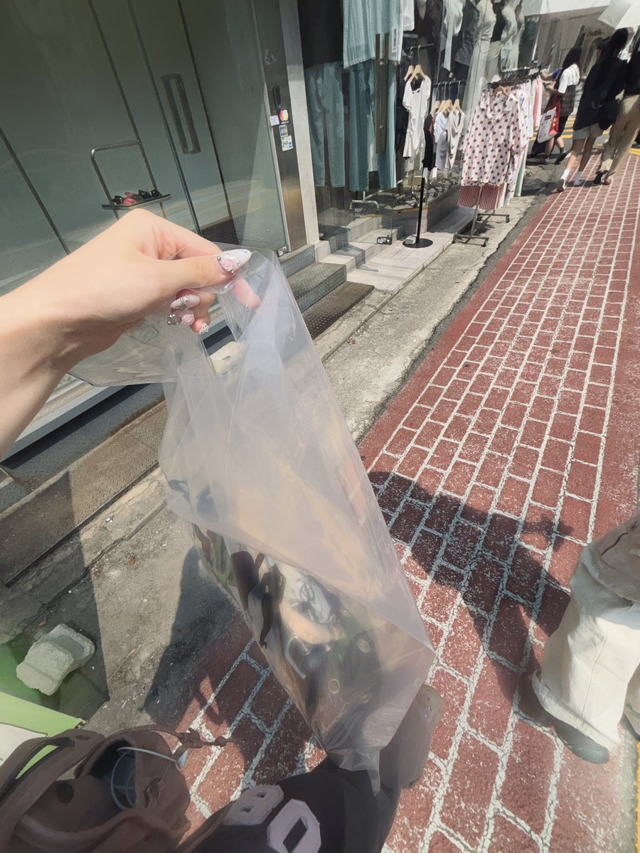 fall2kiss's tweet photo. 먹고 사고 먹고 크흠…. https://t.co/mQCr8DIJTK