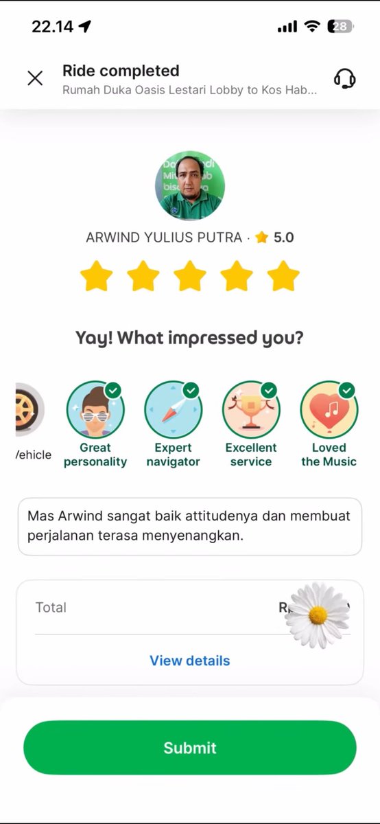 nathanaelcniz's tweet photo. Mas Arwind, saya izin viralin ya!! 

Hari ini saya naik Grab dengan kondisi badan yang capek banget.
Tapi saya turun dari mobil dengan hati yang justru penuh energi. Dan penyebabnya adalah seorang driver bernama Mas Arwind. 🥹￼

Perjalanan Cikupa–Bintaro yang harusnya cuma jadi perjalanan pulang, berubah jadi obrolan satu jam tentang Tuhan, rezeki, pekerjaan, dan hidup.

Saya cerita sedikit, Mas Arwind cerita sedikit.
Sampai akhirnya saya sadar, ternyata beliau punya satu prinsip yang sudah puluhan tahun menemani hidupnya sebagai driver:￼

Jangan banyak mengeluh. Legowo. Dan selalu percaya Tuhan kasih yang terbaik.

Dapat order jauh?
“Alhamdulillah.”
Dapat order dekat?
“Alhamdulillah juga.”
Order sepi?
Tetap Alhamdulillah.￼

Saya sampai merinding dengarnya...

Lewat Mas Arwind, yang setiap hari harus mencari rezeki di jalan, saya diingatkan untuk terus bisa melihat kebaikan Tuhan dari hal-hal yang mungkin bagi kita terasa biasa saja.￼

Saya turun dari Grab dengan sebuah pengingat:

Mungkin hidup sebenarnya tidak selalu sedang berjalan buruk. Mungkin kita saja yang sedang lupa melihat kebaikan yang Tuhan selipkan di dalamnya.

Terima kasih, Mas Arwind.

Hari ini saya kira saya sedang naik Grab untuk pulang.
Ternyata, Tuhan sedang mengirim saya pulang dengan hati yang lebih bersyukur. 🤍￼

cc: gracetaro