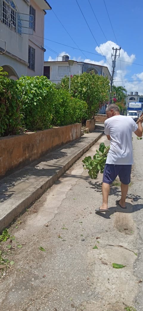 MireysiVel8dqz's tweet photo. 🇨🇺 En homenaje al centenario del lider histórico de la revolución cubana cederistas del CDR 7 de la zona 183 participan activamente en la jornada de embellecimiento del barrio en saludo a tan significativa fecha #100AñosConFidel #CDR #FidelViveEntreNosotros #CubaVive #CDR7 https://t.co/EZMf1Qq55O