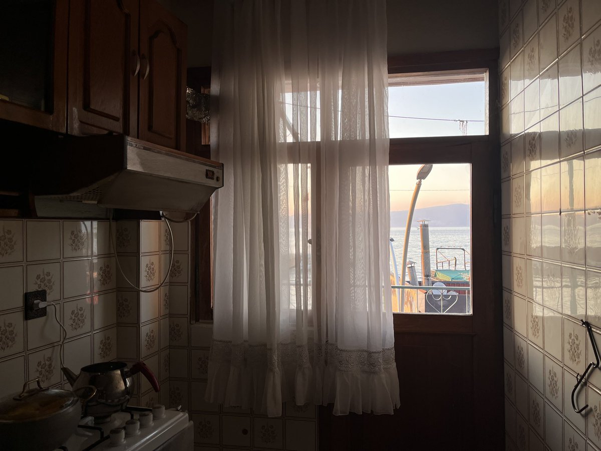 ervaarchives's tweet photo. sea through the curtains https://t.co/bzg9EqPT7D