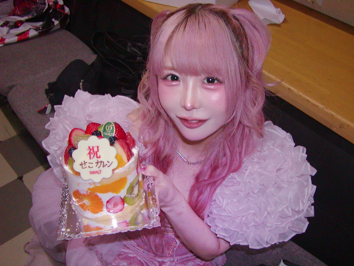 PINK_TT33's tweet photo. 靖子ちゃんのここらへんの自撮りのフィルター何使ってるのかな 強めのピンクぎらぎら（ちょい紫み）って感じでかわいい꒰՞ɞ̴̶̷̥⩊ɞ̴̶̷̥꒱֯もしかして二宮さんカメラだったりする？？有識者求む。 https://t.co/PjrOrSkmiJ