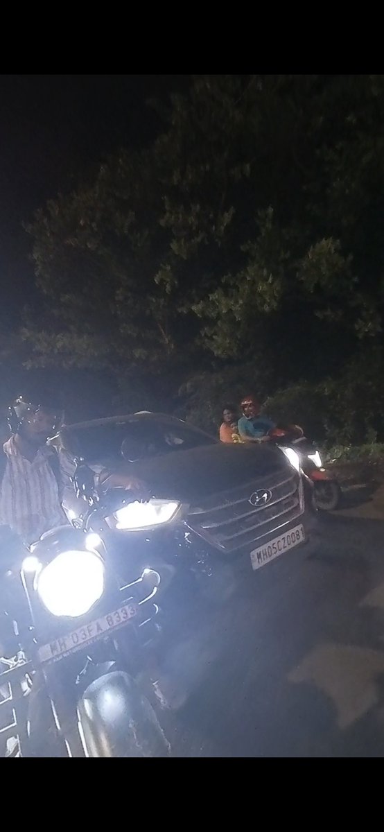iamrakh's tweet photo. Creta (MH 05 CZ 0081) honked at bikers waiting at a red light and then broke the signal. Please look into this and take appropriate action. @Navimumpolice @MumbaiPolice https://t.co/989jpbh7Z1