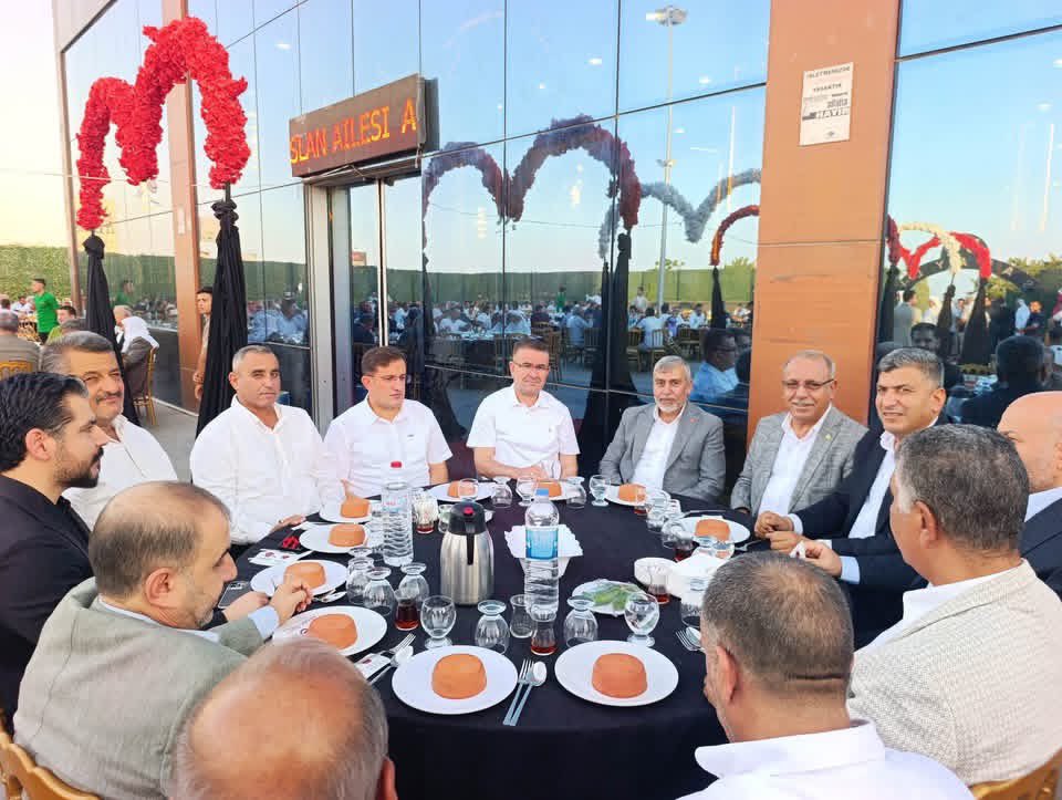 msaitardan's tweet photo. 📍Şanlıurfa 
Tammah Aşiretimizin Kanaat Önderi Arsan Aslan’ın kıymetli evladının düğün merasimine katılıp bu mutlu günlerinde sevinçlerini paylaştık.
Aslan Ailesine hayırlı olsun, Genç çiftimize de mutluluklar dilerim.
@mehmetarsanoglu https://t.co/3cTaRAQPBK