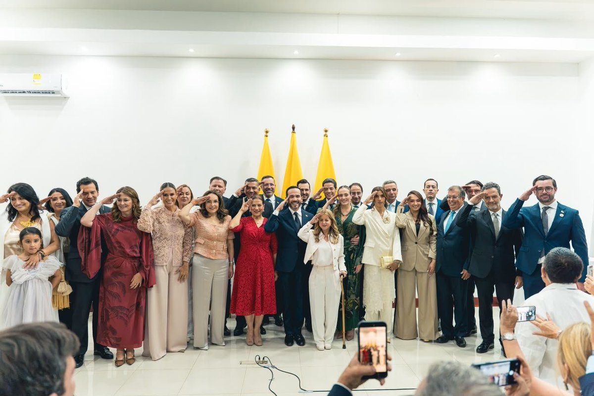 KLea79107265's tweet photo. Quedo posicionado el Gabinete Presidencial dl Tigre @ABDELAESPRIELLA 🐅 
Ahora si a TRABAJAR y arreglar este Mierdero. https://t.co/0K2eDAUtdv