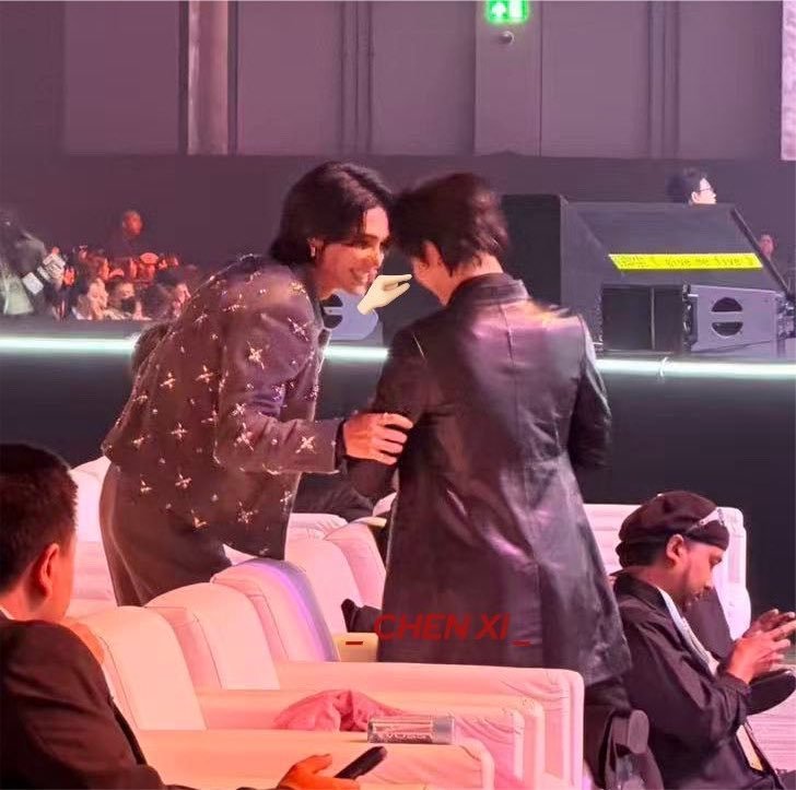 MICHAELDERR_ZNN's tweet photo. ขอเล่านิดนึง ตอนน้องนิวเดินลงเวทีมา พี่เจฟก็ลุกขึ้นมารอยินดีกับน้องนิวทันทีเลย ฮีกอดแล้วกอดอีก ท่าจะหมั่นเขี้ยวนิวน่าดู เสดแล้วน้องนิวก็เดินไปคุยกับน้องเนยต่อ ละคุยหนุ๋งหนิ๋งๆกันพักนึง ถึงยอมออกไปถ่ายรูปต่อ คือน่ารักชีเป็นน้องเล็กโดนเอ็นดูจากพี่เจฟแล้ว นางก็ไปเอ็นดูน้องเนยต่อ น่ารักxล้าน 🤏🥹

#NuNew
#นุนิวที่เวยป๋อกาล่า2026
#WeiboGala2026