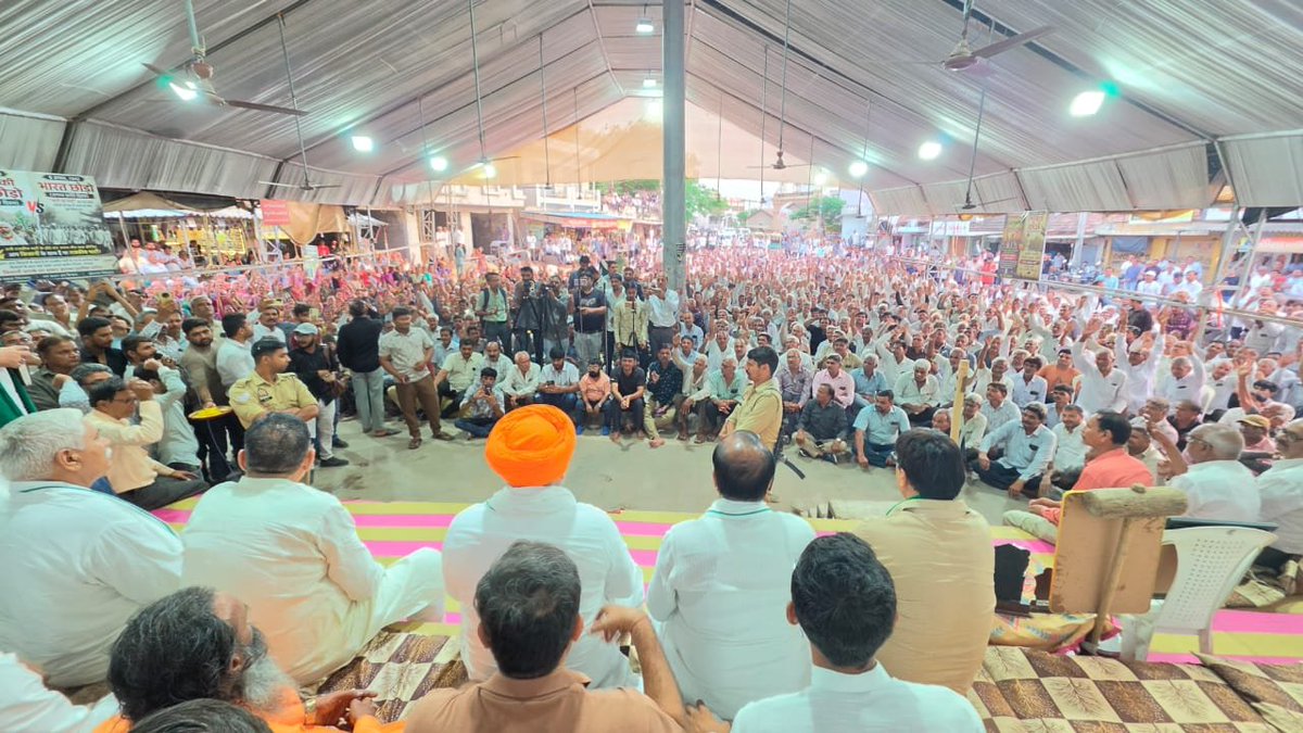 RakeshTikaitBKU's tweet photo. गुजरात के जिला मोरबी स्थित गांव जैतपुर व जिला मुख्यालय मोरबी में अडानी की निजी विद्युत लाइन के विरोध में आयोजित खेडुत महासभा में हिस्सा लिया और गुजरात के खेडुत वर्ग को संबोधित किया, देश की सरकार किसान के लिए नहीं कॉरपोरेट के लिए काम कर रही है क्योंकि अनाज उगाने वाला किसान उनके लिए कोई महत्व नहीं रखता है अगर गुजरात के किसानों पर सरकार के द्वारा कोई भी अत्याचार किया गया तो देशभर में आंदोलन का आगाज होगा हम सभी इस लड़ाई में इनके साथ हैं।
@OfficialBKU