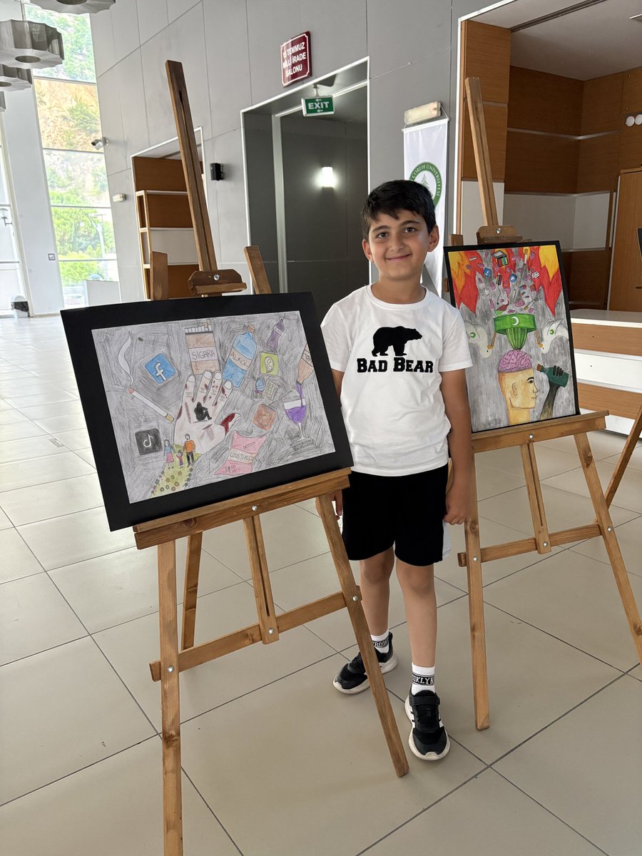 artvinmemisgb's tweet photo. Öğrencilerimiz tarafından hazırlanan birbirinden anlamlı resimlerin yer aldığı Dumansız Şehir Artvin Temalı sergide;dumansız,sağlıklı ve temiz bir yaşamın önemine dikkat çekildi.
@tcmeb @Yusuf__Tekin @meb_dhgm @omurfatih @mebisgb @ozkan_meb 
@drturanergun
@MemArtvin
@SahinBeraat https://t.co/hOOLXbAm4P