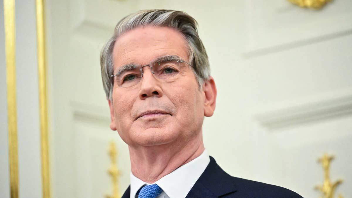 TheStreet's tweet photo. Scott Bessent's economy claim is raising eyebrows on Wall Street

Read more: https://t.co/gc2HOaGiOa https://t.co/yS1Vpzr5xA