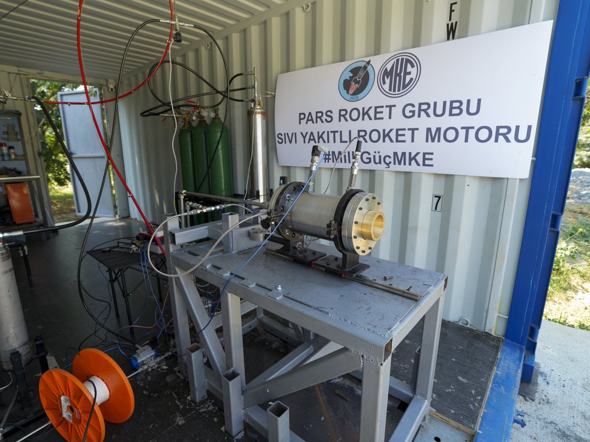 MKEgovtr's tweet photo. 🚀 ROKET MOTORUMUZ ATEŞLENDİ: GELECEĞİN MÜHENDİSLERİNDEN ÜSTÜN BAŞARI!

MKE Aday Mühendis Programı kapsamında İTÜ’deki aday mühendislerimizin oluşturduğu PARS Roket Grubu, MKE desteğiyle geliştirdiği Sıvı Yakıtlı Roket Motoru’nun ateşleme testini başarıyla gerçekleştirdi.

MKE Aday Mühendis Takımımız PARS’ı; fikirlerini teknolojiye dönüştüren azimleri, ortaya koydukları yaratıcı fikirleri ve emekleriyle elde ettikleri başarıları için gönülden kutluyoruz. 

Bu yolculukta desteklerini esirgemeyen başta Genel Müdürümüz Sayın @ilhamikeles ve Sayın Rektörümüz @profHasanMandal ile gece gündüz demeden emek veren MKE EMARGEM (Enerjik Malzemeler Araştırma ve Geliştirme Merkezi) ekibi ile İTÜ akademik kadrosuna teşekkür ederiz.

@tcsavunma 
#MillîGüçMKE🦾🚀🇹🇷