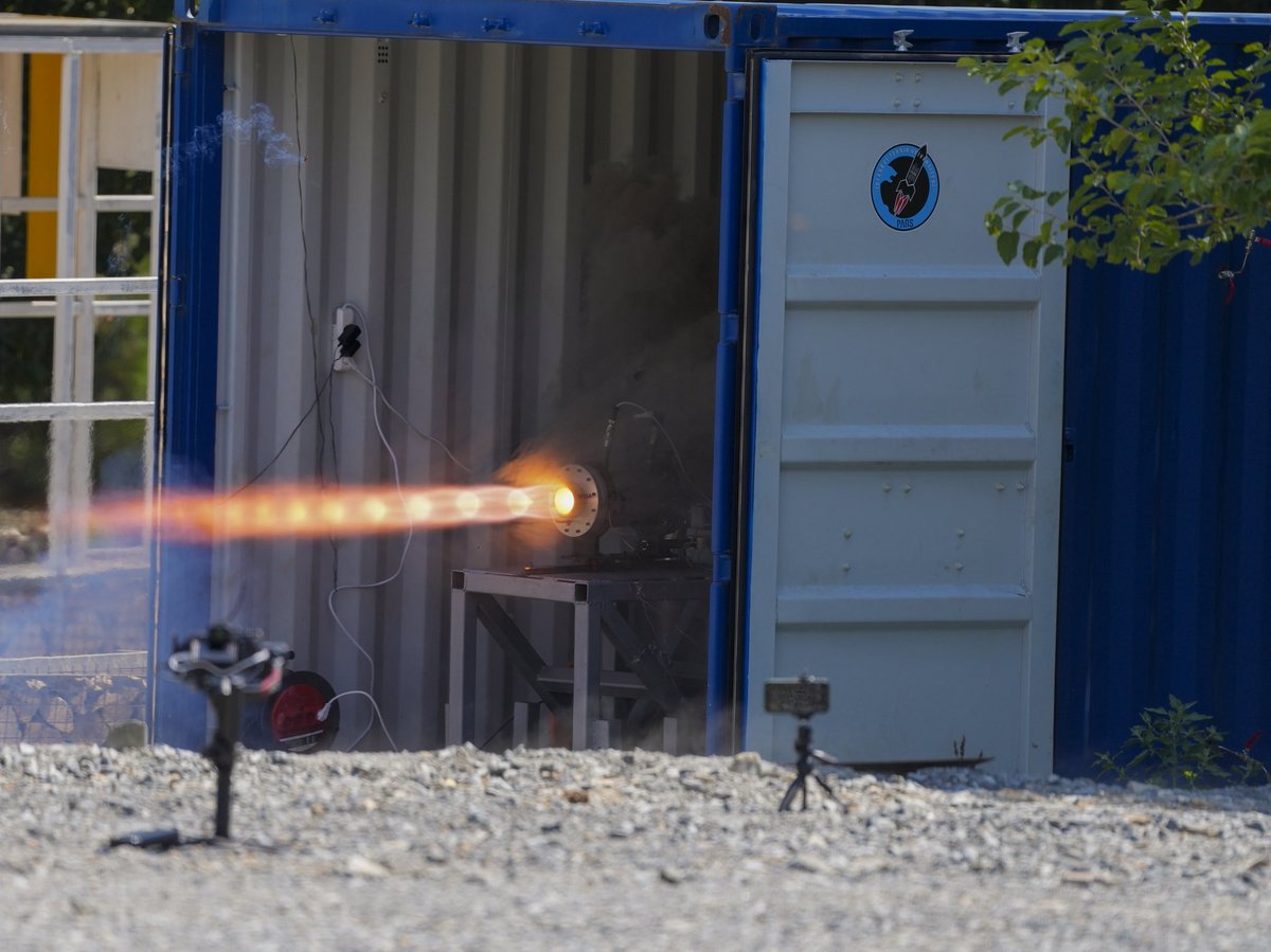 MKEgovtr's tweet photo. 🚀 ROKET MOTORUMUZ ATEŞLENDİ: GELECEĞİN MÜHENDİSLERİNDEN ÜSTÜN BAŞARI!

MKE Aday Mühendis Programı kapsamında İTÜ’deki aday mühendislerimizin oluşturduğu PARS Roket Grubu, MKE desteğiyle geliştirdiği Sıvı Yakıtlı Roket Motoru’nun ateşleme testini başarıyla gerçekleştirdi.

MKE Aday Mühendis Takımımız PARS’ı; fikirlerini teknolojiye dönüştüren azimleri, ortaya koydukları yaratıcı fikirleri ve emekleriyle elde ettikleri başarıları için gönülden kutluyoruz. 

Bu yolculukta desteklerini esirgemeyen başta Genel Müdürümüz Sayın @ilhamikeles ve Sayın Rektörümüz @profHasanMandal ile gece gündüz demeden emek veren MKE EMARGEM (Enerjik Malzemeler Araştırma ve Geliştirme Merkezi) ekibi ile İTÜ akademik kadrosuna teşekkür ederiz.

@tcsavunma 
#MillîGüçMKE🦾🚀🇹🇷