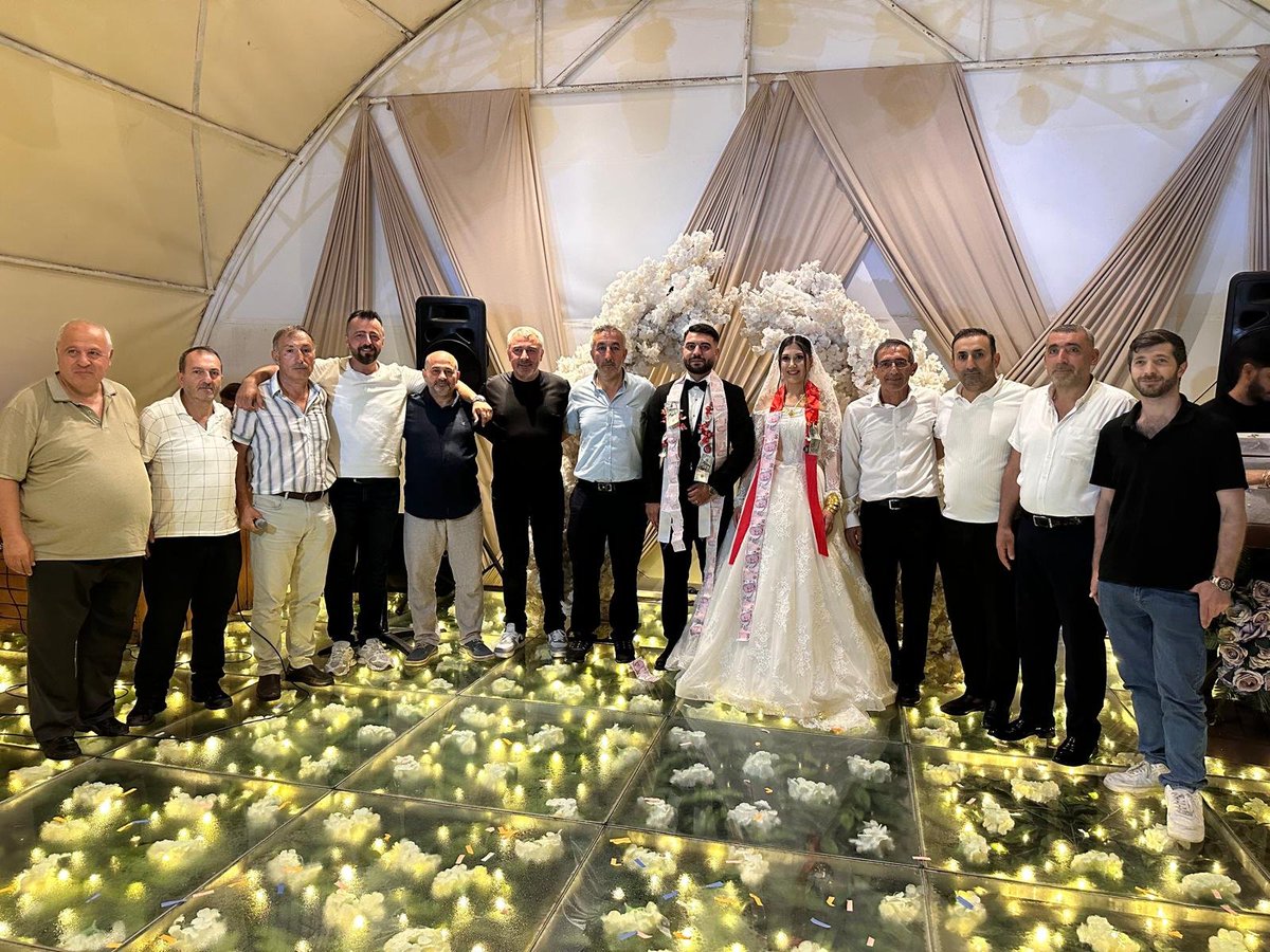 SelcukBalta29's tweet photo. Derneğimizin üyesi Fikri Balta nın oğlu Halil ve yuduö çiftinin düğün katıldık tebrik eder mutluluklar dileriz. https://t.co/B5P7OBx5os