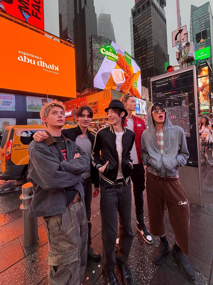 Koeonh's tweet photo. NYC with the gang. https://t.co/soxhnsRMdI