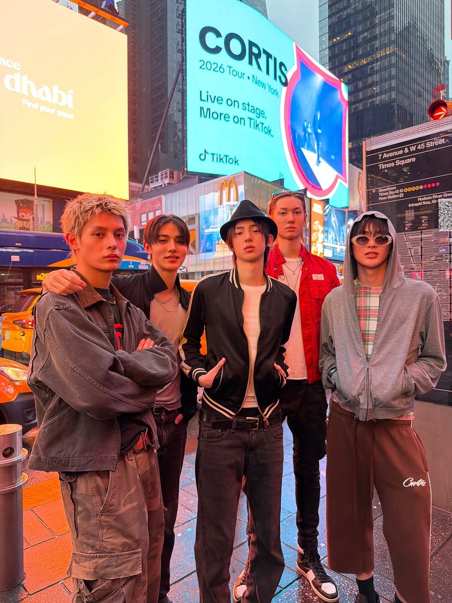 Koeonh's tweet photo. NYC with the gang. https://t.co/soxhnsRMdI