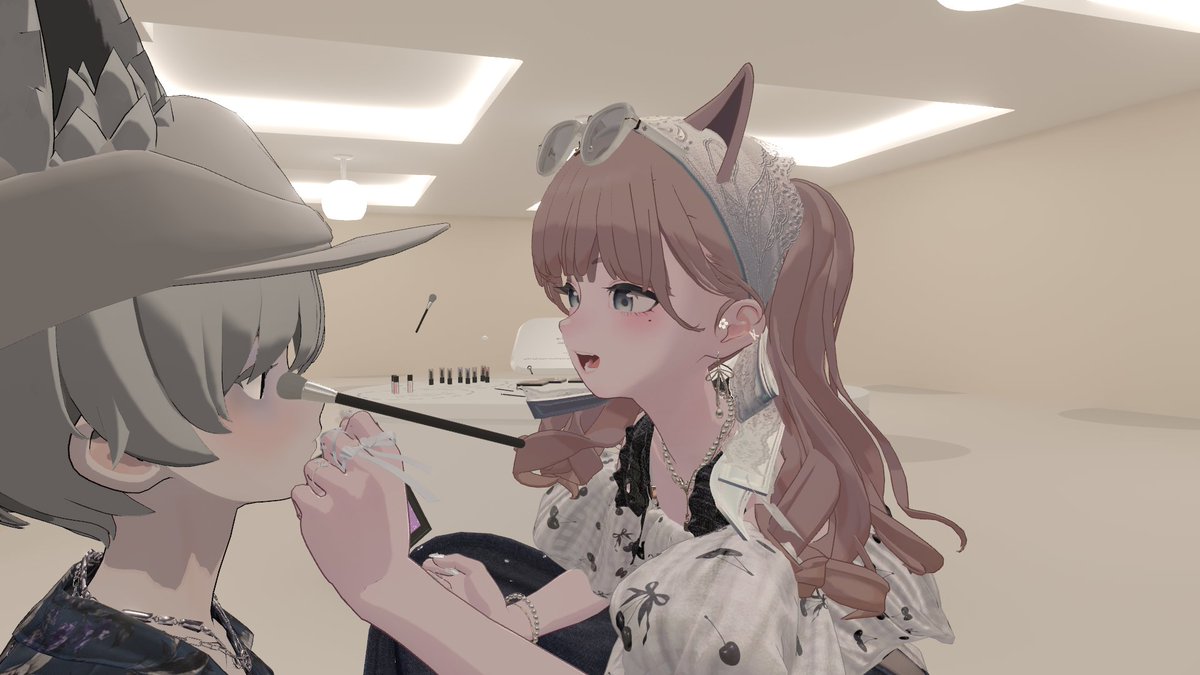 _OOGEN's tweet photo. メイクができるワールド！！🎀💅
(ワールドリンク添付)
このワールド本当に面白くて
簡単に紹介するね！！🫡
シンプルな部屋にいろんな化粧品が置いてあって
自分や相手の顔にメイクができた🤣www

お互いに描き合うのが本当に楽しかった〜！
思ったよりメイクが塗られるクオリティが高くて
細かくてびっくりした！
少しローカルの問題があって
たまにカメラにメイクしたものが映らなかったり
メイクが見えない問題はあるけど
本当に面白いから友達とぜひ行ってみて！！

顔をスケッチブックにしちゃってごめんねZIPPくんww
レモンサイダーさんの力作だったww🤣🤣
本当に面白すぎて笑い死ぬかと思った〜！

World：https://t.co/XPlFqr6ktu

#vrchat