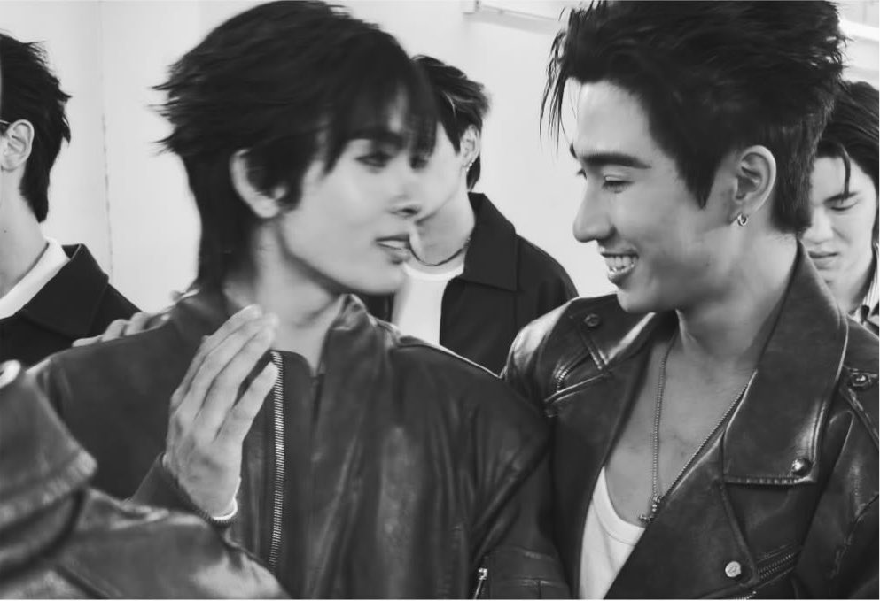 leeyachannie's tweet photo. OMGGGG MY NEWLYWEDS https://t.co/mhlrTk8PRs