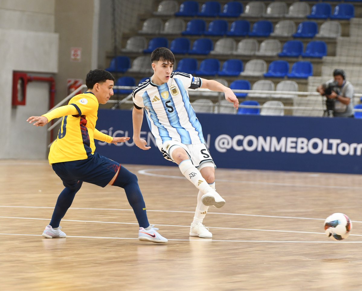 Argentina's tweet photo. 🏆 Sudamericano #Sub17FS

🗓 Fecha 1

⚽ Argentina 🇦🇷 5 (Valentino Martínez, Axel Barrios, Enzo López, Valentín Latrechiano y Gian Soñer) - Ecuador 🇪🇨 0

👉 ¡Final del partido! La Albiceleste debutó en el certamen con una gran victoria. https://t.co/mt6Fz1F43T