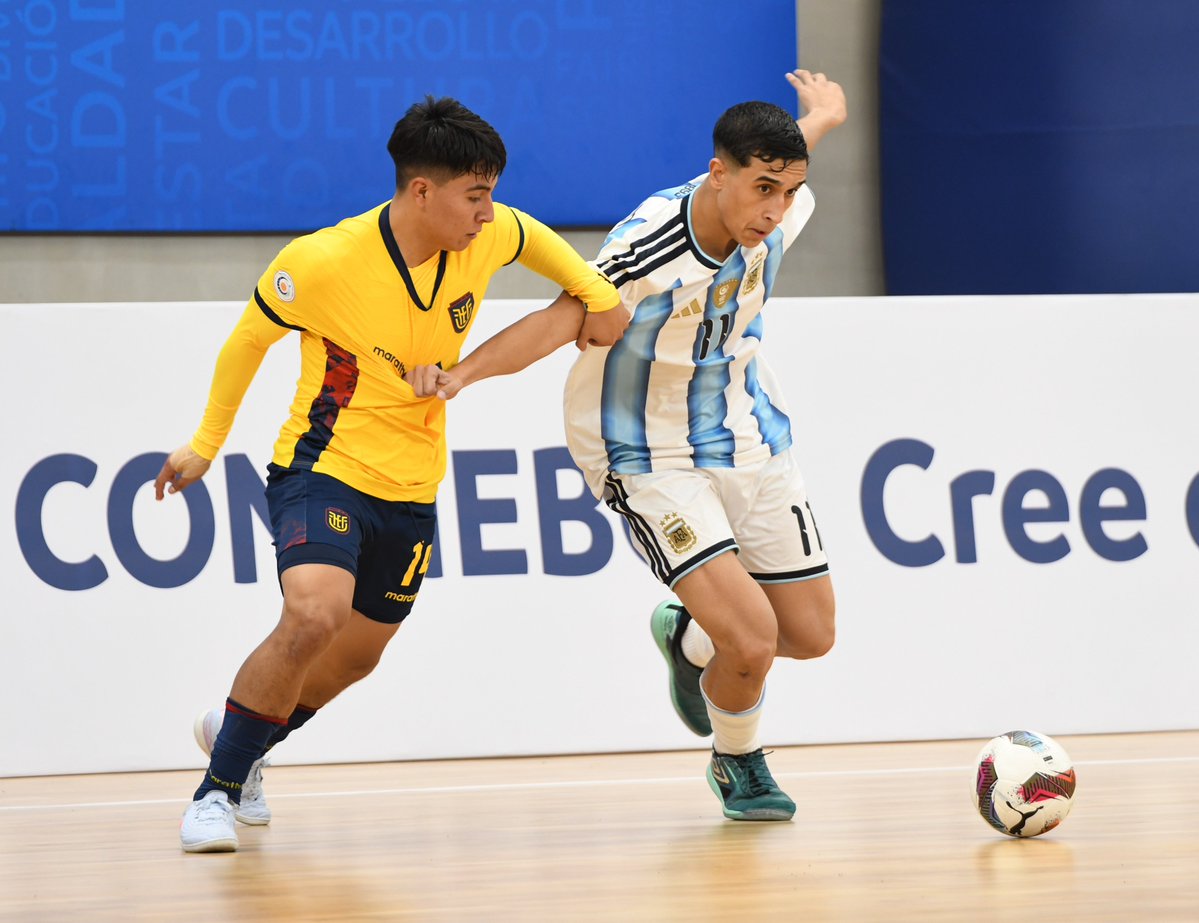 Argentina's tweet photo. 🏆 Sudamericano #Sub17FS

🗓 Fecha 1

⚽ Argentina 🇦🇷 5 (Valentino Martínez, Axel Barrios, Enzo López, Valentín Latrechiano y Gian Soñer) - Ecuador 🇪🇨 0

👉 ¡Final del partido! La Albiceleste debutó en el certamen con una gran victoria. https://t.co/mt6Fz1F43T