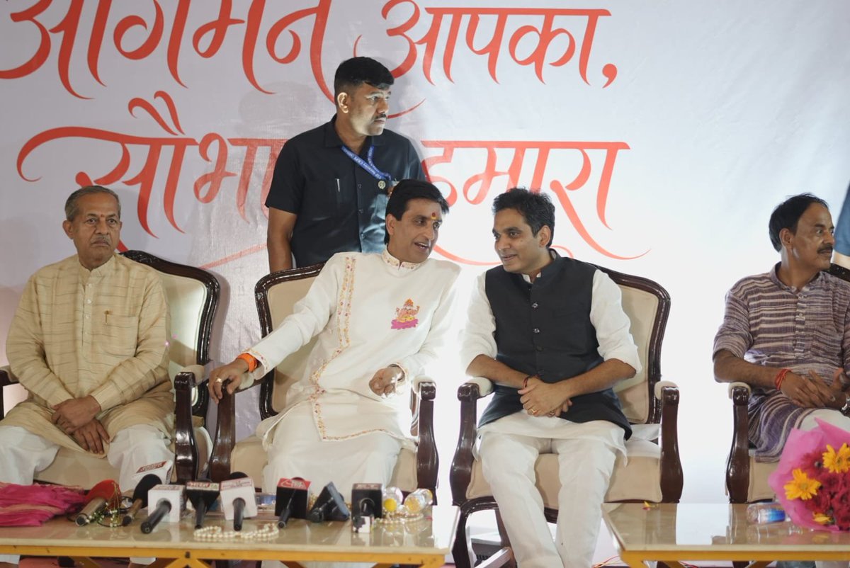 PankajSinghBJP's tweet photo. आज सेक्टर-23 में ब्राह्मण समाज, गौतमबुद्ध नगर द्वारा आयोजित भारतीय जनता पार्टी, पश्चिम क्षेत्र के नवनियुक्त क्षेत्रीय अध्यक���ष श्री नवाब सिंह नागर जी के सम्मान समारोह में सहभागिता की। https://t.co/Wc7TlvcPbs
