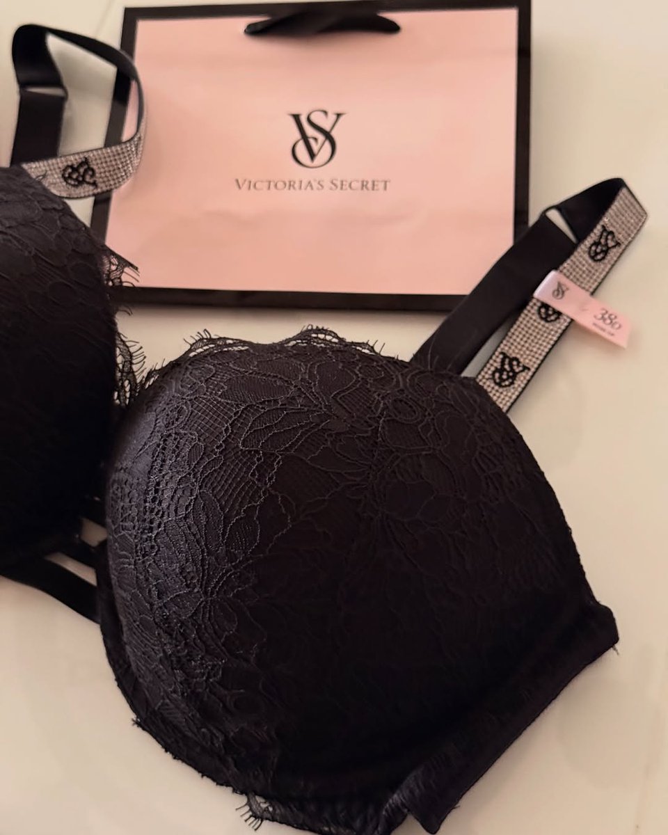 Emma_Sarcasmtic's tweet photo. Happiness comes in Victoria’s Secret bags 🎀✨🩷 https://t.co/ImFBToKqeA